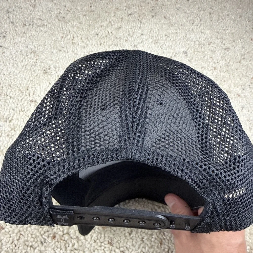 Under Armour Mens Trucker Hat Black W/‎ Black Mesh Snapback Logo Cap OSFM